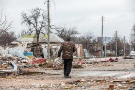 FOTO // Momentul în care un tată îşi găsește copilul mort pe drum, în Lisichansk, după ce rușii au bombardat orașul